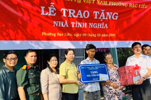 Đồng chí Tô Việt Thu, Ủy viên Ban Thường vụ Tỉnh uỷ, Bí thư Đảng ủy, Chủ tịch Hội đồng nhân dân phường Bạc Liêu (thứ tư, từ trái sang) cùng lãnh đạo chủ chốt phường tặng nhà tình nghĩa hộ nghèo tại địa phương. (Ảnh: TRỌNG DUY)