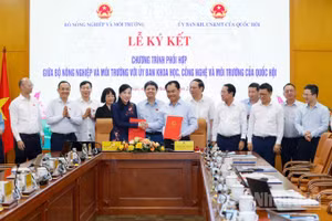 Bộ Nông nghiệp và Môi trường và Ủy ban Khoa học, Công nghệ và Môi trường của Quốc hội ký kết chương trình phối hợp giai đoạn 2026-2031. (Ảnh: KHƯƠNG TRUNG)