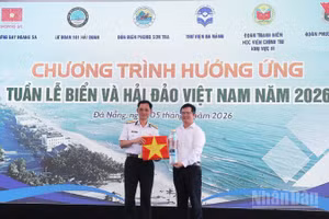 Thượng tá Nguyễn Công Khương, Phó Lữ đoàn trưởng, Lữ đoàn 161 trao tặng mẫu nước biển lấy từ vùng biển Hoàng Sa cùng cờ Tổ quốc của các tàu thực hiện nhiệm vụ trên biển.