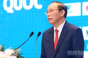 Thứ trưởng Nông nghiệp và Môi trường Phùng Đức Tiến phát biểu tại hội nghị.