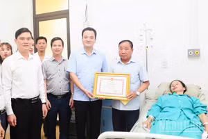 Phó Chủ tịch Ủy ban nhân dân tỉnh Lào Cai Giàng Quốc Hưng trao Bằng khen cho đại diện gia đình chị Lường Thị Tỉnh. (Ảnh: THANH SƠN)