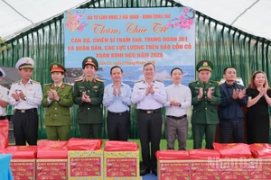 Đoàn công tác Vùng 3 Hải quân thăm, chúc Tết cán bộ, chiến sĩ Trạm Rada 540 (Trung đoàn 351) cùng cấp ủy, chính quyền, lực lượng vũ trang và nhân dân Đặc khu Cồn Cỏ (tỉnh Quảng Trị).