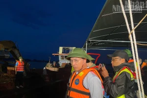 Lực lượng chức năng làm việc xuyên đêm trục vớt nạn nhân trong vụ lật tàu trên vịnh Hạ Long.
