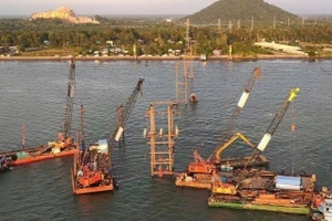 Các đơn vị thi công ngày đêm để cấp điện lại cho đặc khu Phú Quốc. 