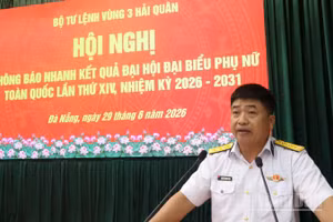Đại tá Nguyễn Quang Vinh, Phó Chủ nhiệm Chính trị Vùng thông báo nhanh kết quả của Đại hội.