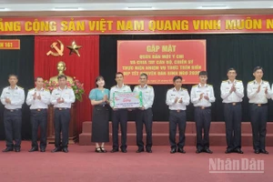 Các cán bộ chiến sĩ Tàu 628 đón nhận tình cảm của các doanh nghiệp và cá nhân trước khi lên đường nhận nhiệm vụ trực Tết.