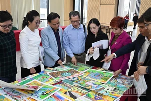 Ban giám khảo chấm sơ loại tác phẩm gửi về qua đường bưu điện.