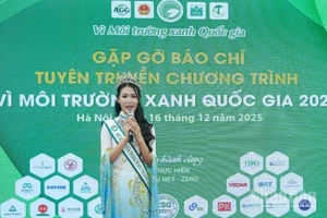 Á hậu Hà Hồng Gấm - Hoa hậu Di sản Áo dài Việt Nam, Đại sứ xanh quốc gia chia sẻ tại hội nghị.