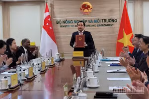 Quyền Bộ trưởng Trần Đức Thắng nhấn mạnh: "Việc ký kết khẳng định vai trò và trách nhiệm của Việt Nam và Singapore trong thúc đẩy trao đổi kết quả giảm phát thải khí nhà kính và tín chỉ carbon”.