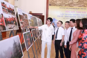 Các đại biểu tham quan tác phẩm dự thi được trưng bày tại lễ trao giải.
