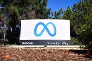 Biểu tượng Meta tại trụ sở của Tập đoàn ở Menlo Park, California, Mỹ. (Ảnh: Anadolu Agency/TTXVN)