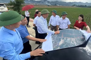Lãnh đạo Hiệp hội Doanh nghiệp tỉnh Điện Biên và các doanh nghiệp khảo sát thực địa khu đất xã Thanh Yên kêu gọi đầu tư cụm công nghiệp Thanh Yên.