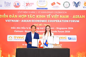 Ông Trần Văn Chín, Chủ tịch Arobid và bà Đặng Thị Minh Anh, Chủ tịch IBF Vietnam Singapore trao Biên bản ghi nhớ hợp tác.