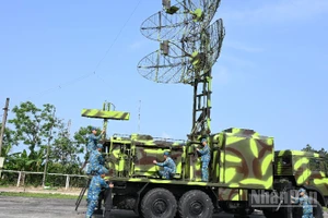 Các chiến sĩ kiểm tra lau dọn khí tài trước ngày hội diễn.