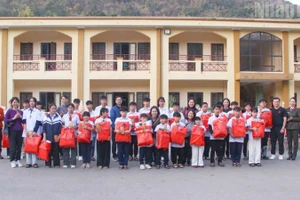 Đoàn thiện nguyện tặng quà cho các học sinh đang được Công an tỉnh Sơn La chăm sóc, nuôi dưỡng.