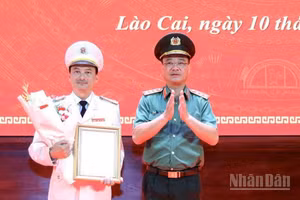 Thứ trưởng Phạm Thế Tùng trao Quyết định cho Đại tá Trịnh Khắc Cường. (Ảnh: CTV)