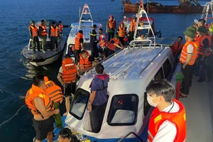 Lực lượng chức năng tỉnh Quảng Ninh vẫn đang nỗ lực ứng cứu, tìm kiếm các nạn nhân trong vụ lật tàu du lịch trên vịnh Hạ Long.