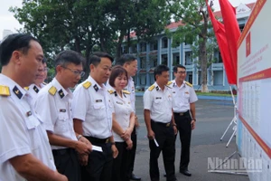 Các cử tri nghiên cứu danh sách các ứng cử viên.