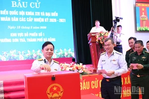 Đại tá Phạm Anh Tuấn, Tư lệnh Vùng 3 Hải quân, thực hiện quyền bầu cử tại điểm bỏ phiếu của đơn vị.