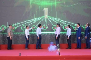 Các đại biểu ấn nút khánh thành dây chuyền đồ hộp giấy Tetra Recart® đầu tiên tại Việt Nam.