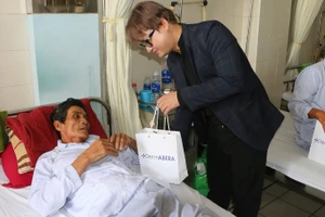 650 phần quà gồm các sản phẩm chăm sóc cá nhân như DermABERA, MEN’S ABERA, LumiABERA đã được trao tận tay người bệnh.