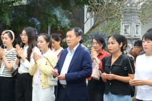 Thiếu tướng Lê Văn Thuận và các đại biểu dâng hương tưởng nhớ công ơn Hai Bà Trưng và các vị Anh hùng dân tộc.