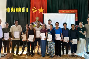 Các hộ nông dân tại các xã Chư Prông và Ia Hrung (tỉnh Gia Lai) nhận chi trả quyền lợi gói bảo hiểm mưa trái mùa. 