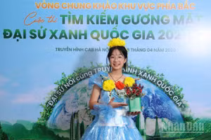 Thí sinh tham dự cuộc thi với phong cách tự tin và nhiều sáng tạo trong trình bày nội dung. 