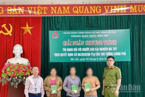 Giải ngân tín dụng đối với người sau cai nghiện ma túy tại phòng giao dịch Bắc Hà, tỉnh Lào Cai. (Ảnh: THANH SƠN)