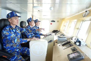 Người thuyền trưởng giữ vai trò đặc biệt quan trọng; mỗi quyết định không chỉ điều khiển con tàu mà còn thể hiện bản lĩnh, trách nhiệm và hình ảnh Tổ quốc giữa biển khơi.