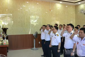 Thủ trưởng Bộ Tư lệnh Vùng 3 Hải quân dâng hương tại phòng tưởng niệm Chủ tịch Hồ Chí Minh.