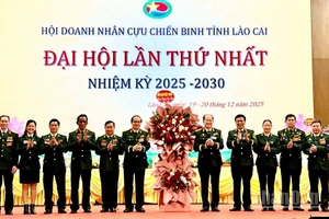 Đồng chí Thượng tướng Bế Xuân Trường, Chủ tịch Hội Cựu chiến binh Việt Nam tặng hoa chúc mừng Đại hội. (Ảnh: THANH SƠN)