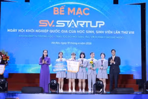 Ban Tổ chức trao giải Nhất cuộc thi.