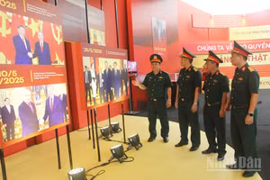 Đoàn cán bộ, sĩ quan Sư đoàn 3 (Quân khu 1) tham dự Triển lãm 80 năm thành tựu đất nước.