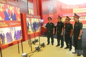 Đoàn cán bộ, sĩ quan Sư đoàn 3 (Quân khu 1) tham dự Triển lãm 80 năm thành tựu đất nước.