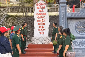 Bên Lời thề chiến sĩ mặt trận Vị Xuyên. (Ảnh: THANH SƠN)