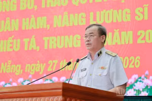 Đồng chí Chuẩn Đô đốc Nguyễn Đăng Tiến, Chính uỷ Vùng 3 Hải quân phát biểu chúc mừng tại Hội nghị. (Ảnh: DUY TRUNG)