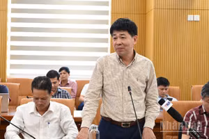 Ông Mai Văn Phấn, Phó Cục trưởng Cục Quản lý đất đai (Bộ Nông nghiệp và Môi trường) giải đáp những vấn đề liên quan đất đai tại buổi họp báo tháng 4. (Ảnh: THANH TRÀ)