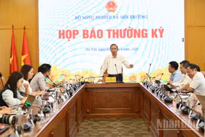 Thứ trưởng Nông nghiệp và Môi trường Phùng Đức Tiến chủ trì cuộc họp báo thường kỳ tháng 4.(Ảnh: THANH TRÀ)