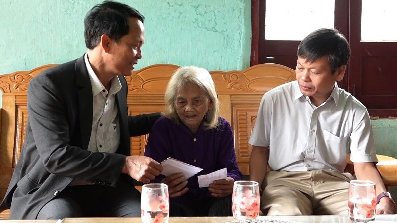 Lãnh đạo xã Tu Mơ Rông đến nhà gửi phiếu bầu cử và thăm hỏi Mẹ Việt Nam Anh hùng Y Tría.