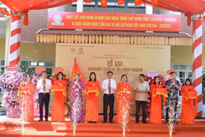 Các đại biểu thực hiện nghi thức cắt băng, chính thức mở cửa trưng bày chủ đề "Cổ Loa – Truyền thống và cách mạng"