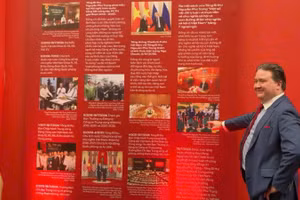 Đại sứ Mỹ Marc Knapper: “Ấn tượng khi được trải nghiệm” tại triển lãm “95 năm cờ Đảng soi đường”