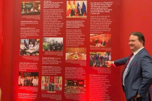 Đại sứ Mỹ Marc Knapper: “Ấn tượng khi được trải nghiệm” tại triển lãm “95 năm cờ Đảng soi đường”