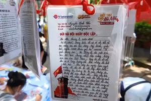 Người trẻ viết thư cho Tổ quốc tại Triển lãm tương tác "80 năm rạng rỡ non sông" 