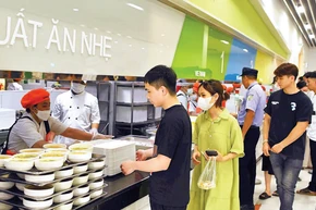 Giờ ăn trưa của người lao động tại Công ty trách nhiệm hữu hạn Hyundai Kefico Việt Nam, thành phố Hải Phòng. (Ảnh: ĐĂNG ANH)