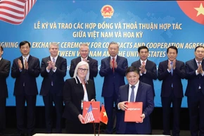 Tổng Bí thư Tô Lâm chứng kiến lễ trao Hợp đồng lựa chọn mua động cơ và dịch vụ bảo dưỡng giữa VietjetAir (Việt Nam) và Pratt & Whitney (Hoa Kỳ) cho 137 tàu bay với động cơ GTF. (Ảnh: Thống Nhất/TTXVN)