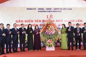 Đại diện gia đình thân nhân cố họa sĩ, Nghệ sĩ Nhân dân Ngô Mạnh Lân cùng các đồng chí lãnh đạo tỉnh Điện Biên dự lễ công bố đặt tên đường mang tên cố họa sĩ Ngô Mạnh Lân.