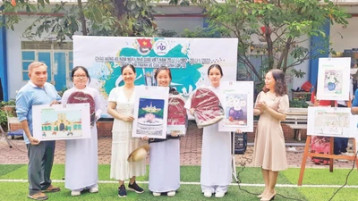 Triển lãm Trang vẽ học sinh với chủ đề sắc màu tại Trường trung học phổ thông Nguyễn Du, giúp các em có thêm cơ hội gắn kết, giao lưu, tương tác với bạn bè, thầy cô giáo nhiều hơn.