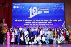 Đại diện Ban tổ chức và các bộ, ban, ngành, đoàn thể cùng sinh viên tiêu biểu Học viện Tài chính tại buổi lễ. 
