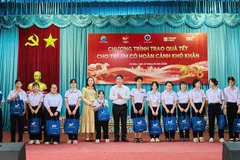 Ban tổ chức chương trình trao quà Tết tặng một số đại diện thiếu nhi hoàn cảnh khó khăn trên địa bàn tỉnh.